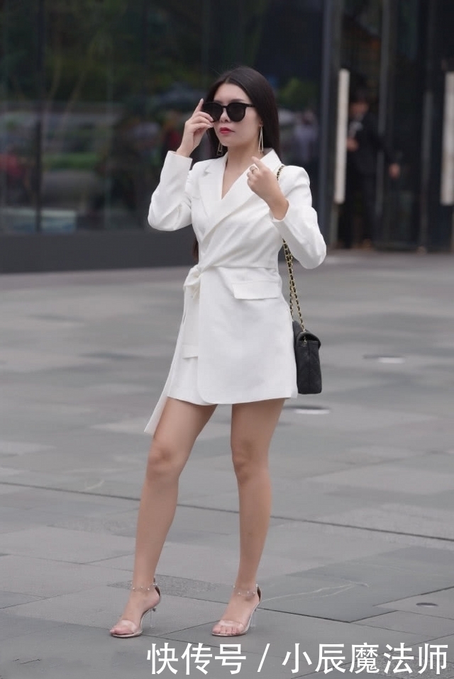 美女:路人街拍,连衣裙配上高跟鞋,气质更显优雅出众