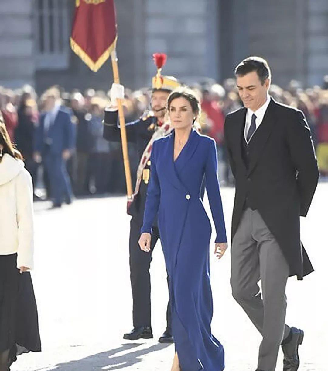 西班牙王后年后首次玩时尚,穿开叉裙风姿卓越