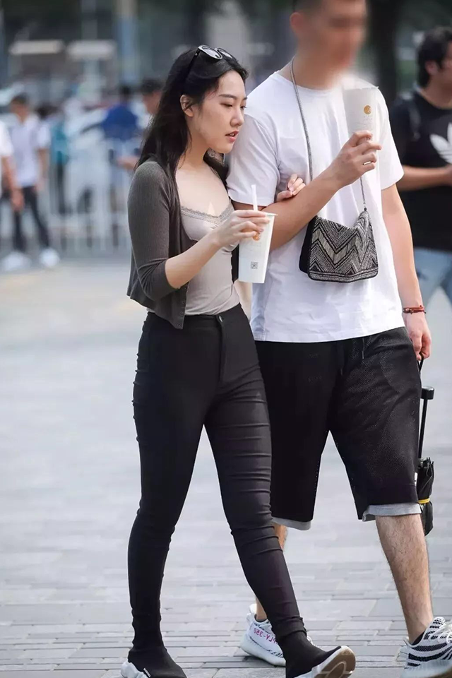 皮肤白皙的抹胸装小姐姐瞬间拥有女神范儿，显得优雅迷人！