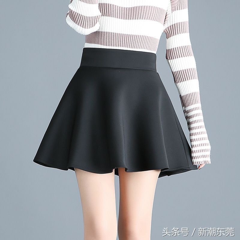 一眼就喜欢上这样的半身裙，粉色系特别亮眼，还穿出女人青春