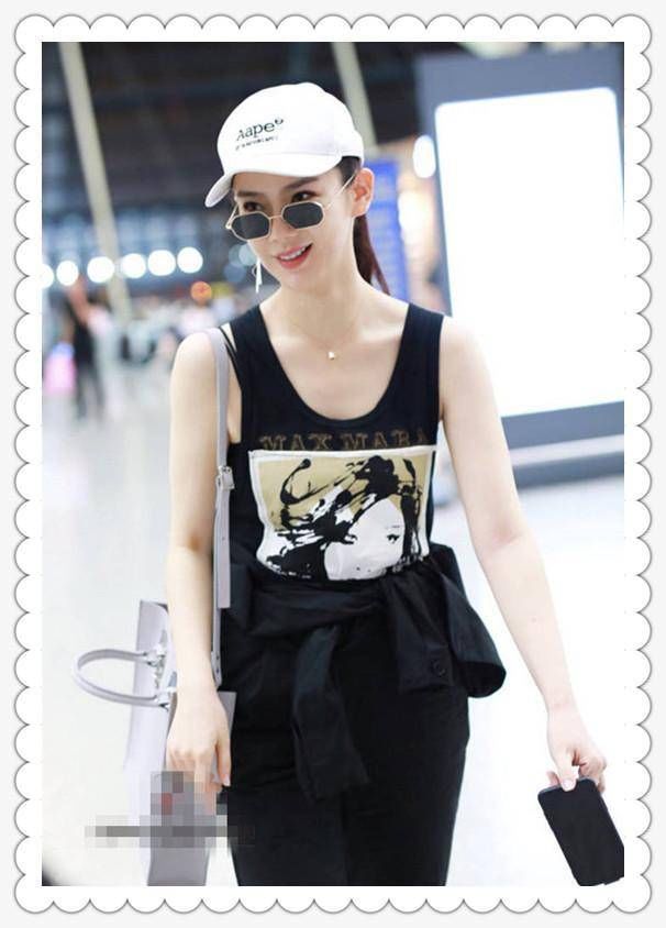 戚薇为博眼球，穿无袖衫秀性感，结果撞上林志玲，身材差距立显!