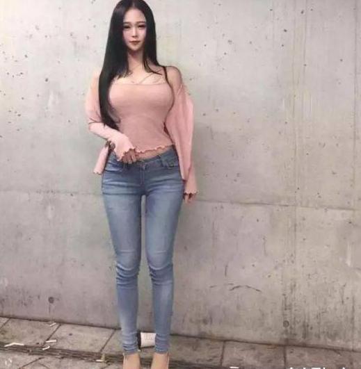 街拍：苗条白皙潮流的小姐姐，曲线丰腴,优雅温馨中透着小性感！