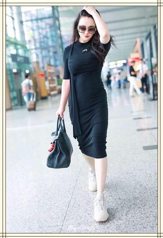 当冉莹颖和蒋欣同穿黑色长裙，网友：终于知道丰腴和微胖的差距了