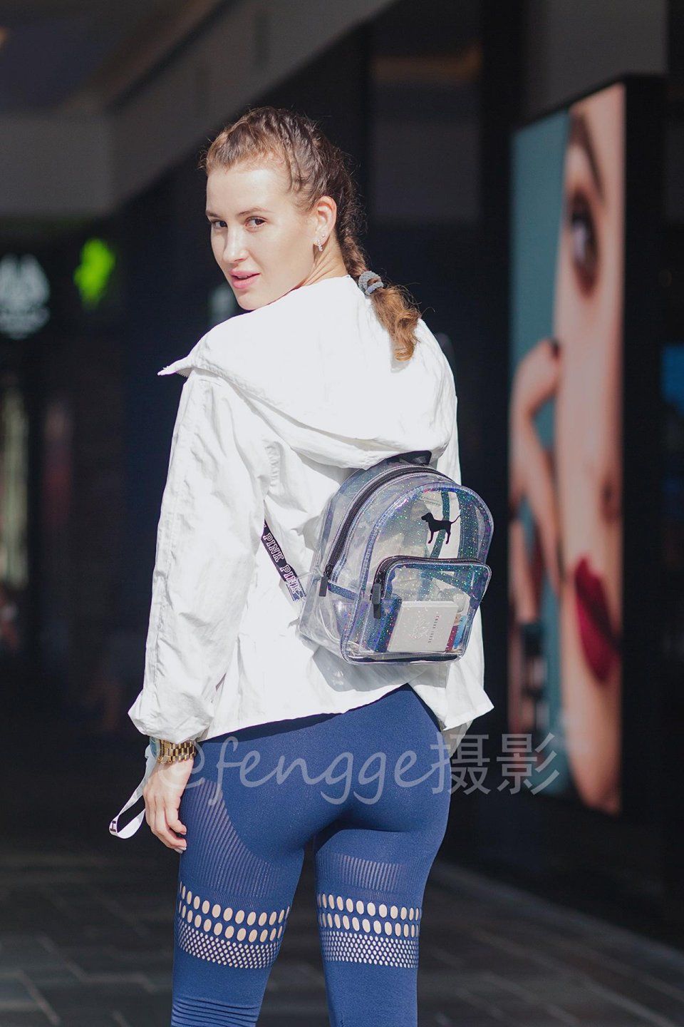 街拍:偶遇健身服版金刚芭比，穿搭时尚颜值高，网友赞叹太美了