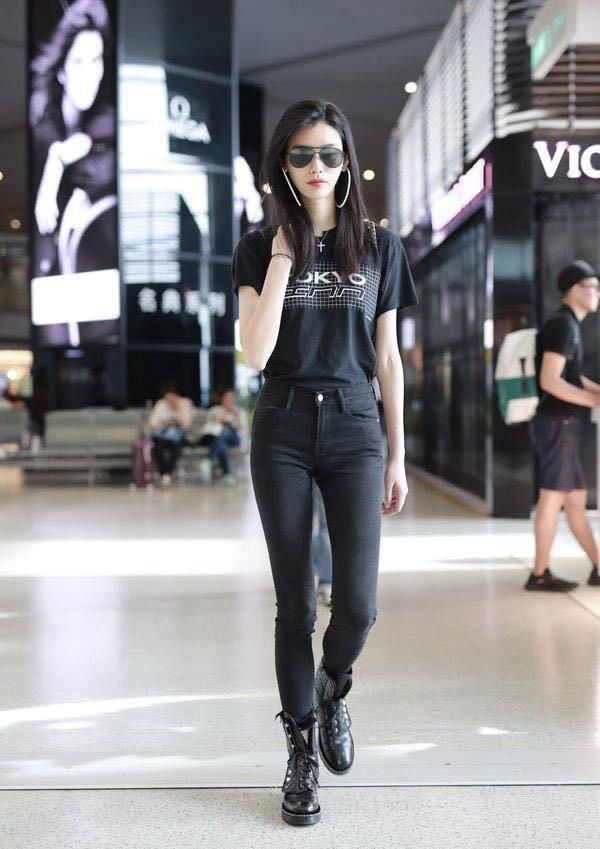 奚梦瑶机场三套服装秀出超模身材，而这双三次都穿的马丁靴要火?