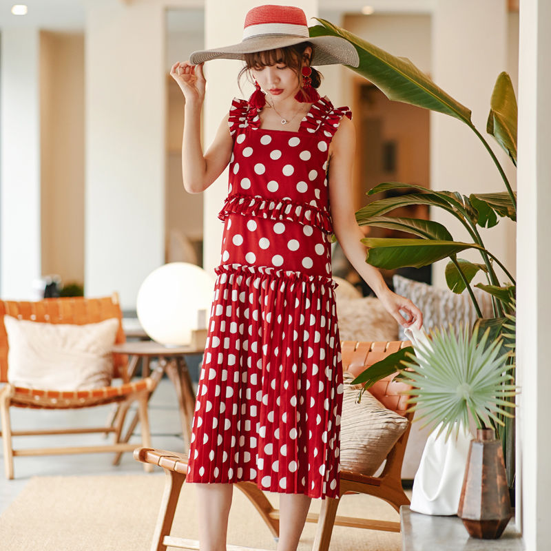 今年流行穿清新甜美的连衣裙，俏皮又不失优雅魅力，让人一见倾心