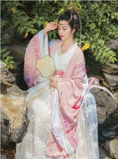  「汉服」汉服为什么突然就火了起来？因为当年爱披床单的熊孩子长大了