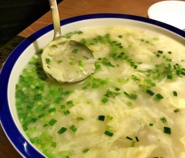  配一汤■闺蜜二人逛街吃东北大酱骨：配一汤六菜，大盆面，这你猜多少钱