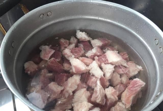  [炖汤]炖牛肉时，万万别急着去焯水，也不要直接炖，否则又老又柴不好吃