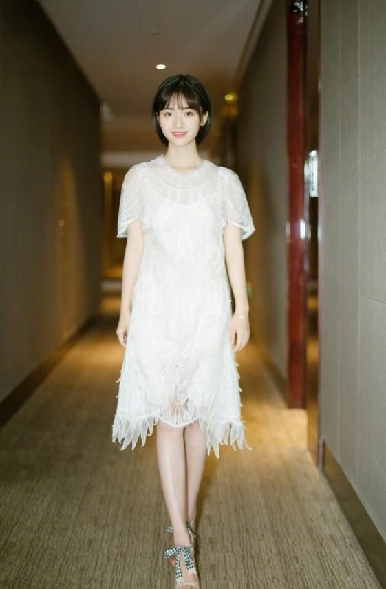 沈月是国内新晋的演员小花，出道的时间很短，才进入娱乐圈2年