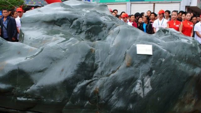 河底发现40吨巨石，3农民合资13万运回，竟卖了1000万元