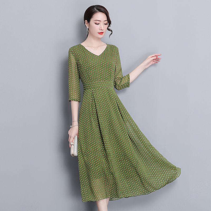 51岁大嫂真会穿!专挑“欧版”A字裙+踝鞋,美的让人措手不及