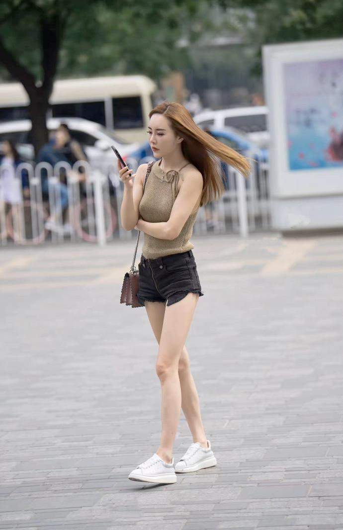 重庆街拍, 设计感十足的修身连衣裙, 也掩盖不了小姐姐的好身材