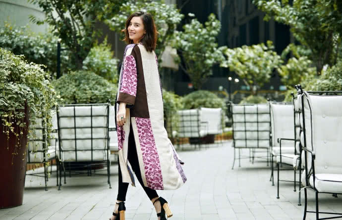 宋佳再次晒出自己的美照，美人配美景，清爽养眼