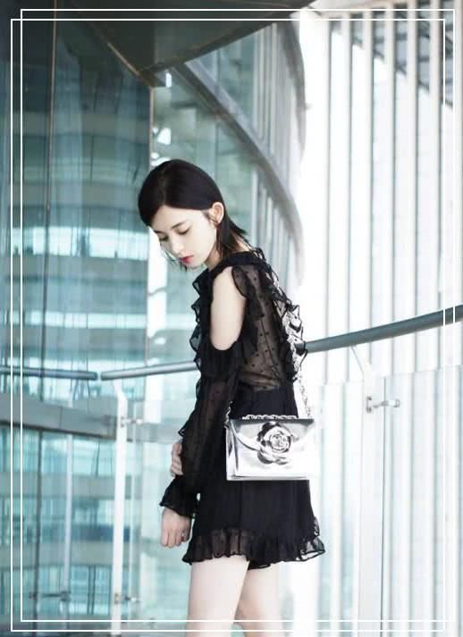 V领连衣裙露出了古力娜扎的事业线，瞬间美成仙女