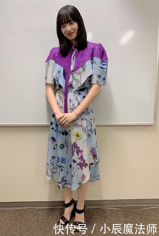  渴望@因《渴望》加奈子崭露头角，今穿明艳印花裙配齐刘海，清纯动人