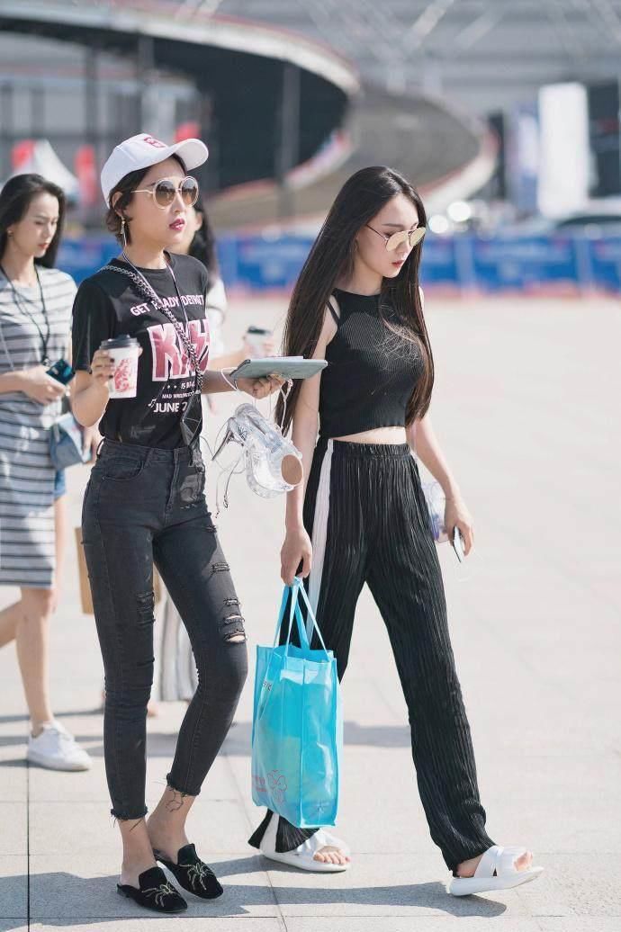  柔美@气质的街拍：柔美娇俏的美女，彰显落落大方的气场！