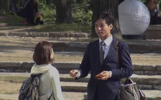 女孩没化妆和化了妆去找陌生男人借钱，结果令人深思