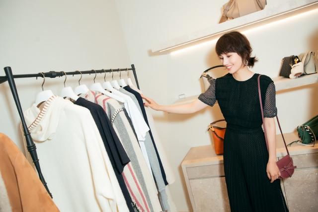 41岁袁泉魅力不减当年！穿连衣裙优雅又清新，好气质加分不少