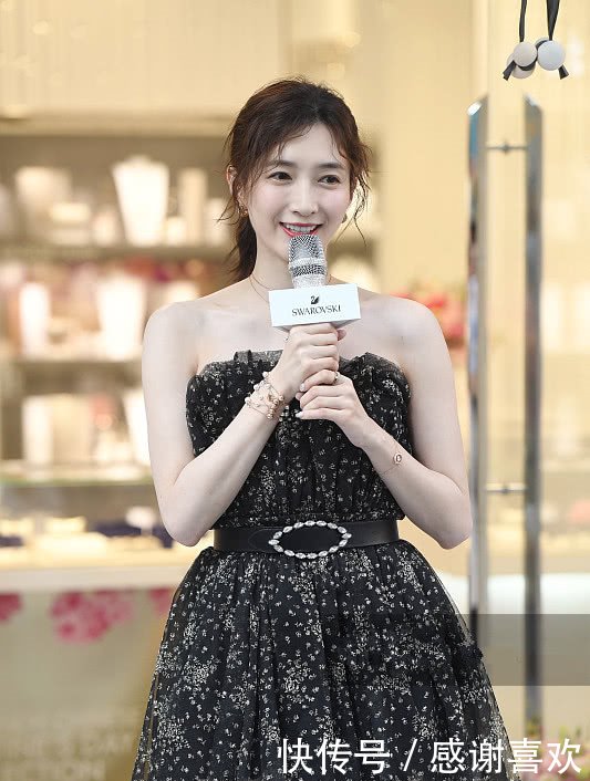 江疏影抹胸短裙，秀长腿变成优雅“黑天鹅”，露出一点很尴尬