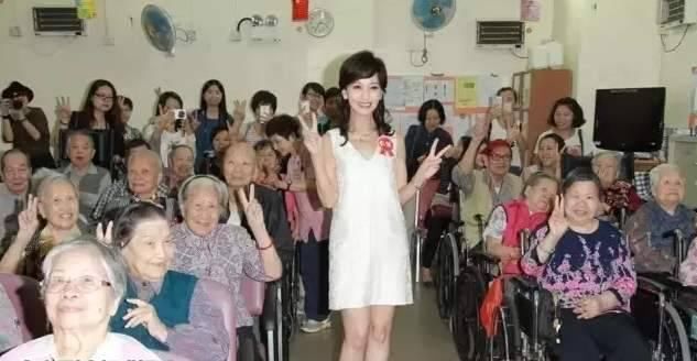  「气质」赵雅芝针织衫配过膝靴，时髦感不输杨幂，谁能想到她已经65岁了
