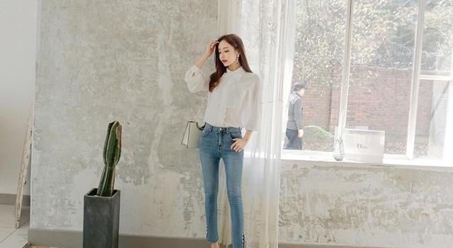 美女|紧身牛仔裤美女,清爽俏丽,展示纤细修长的身材!