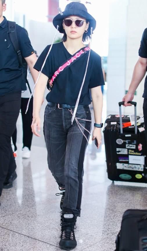 还是周笔畅厉害，仅用简单的黑白套装，竟穿出一双大长腿!