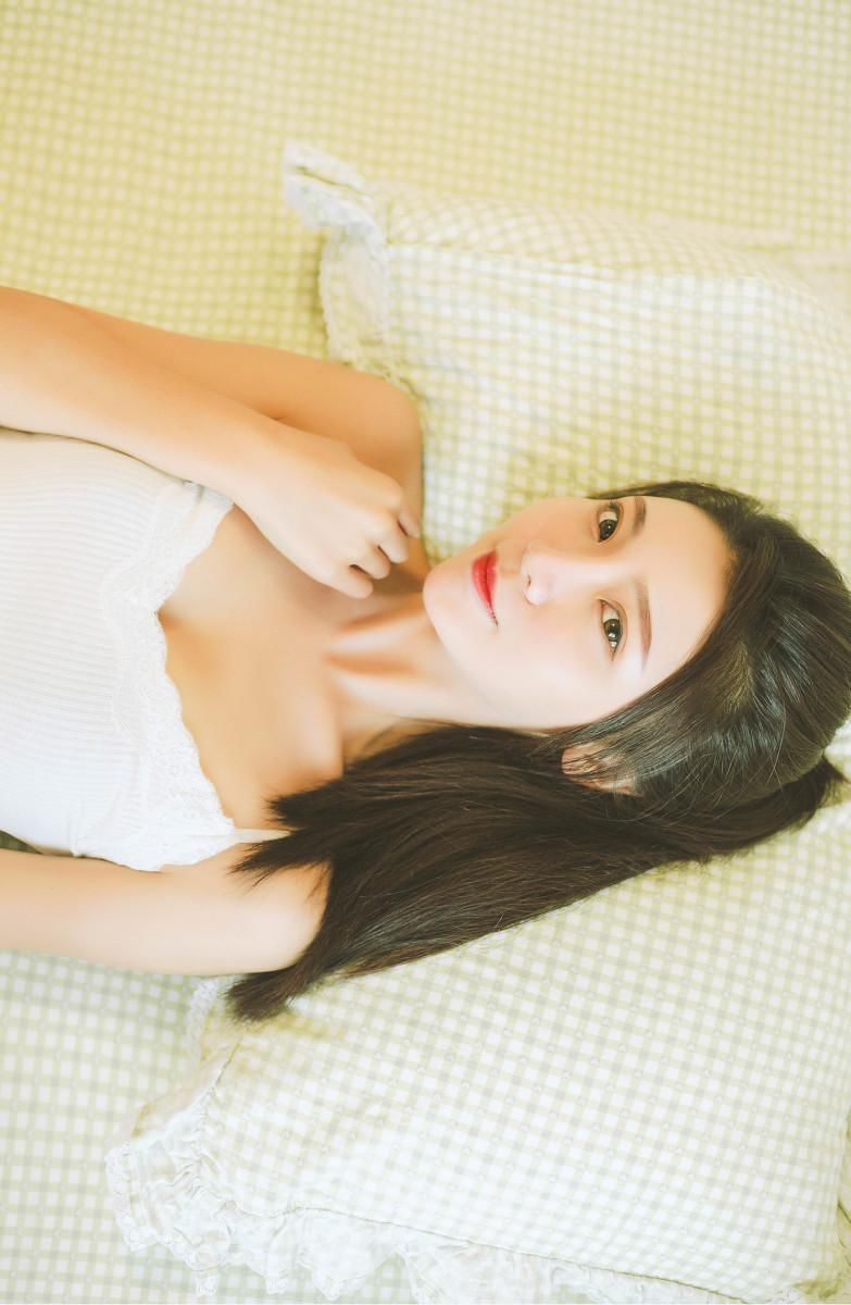 丰满美女吊带衫床上性感图片