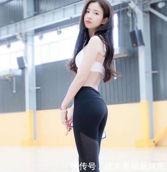  【底裤】街拍：性感紧身打底裤美女，高端流畅的线条，衬托出迷人身体曲线