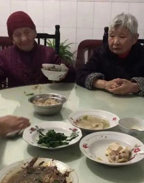  「徐秀章老人」海宁104岁母亲照顾84岁女儿，看哭百万网友…“世上只有妈妈好”