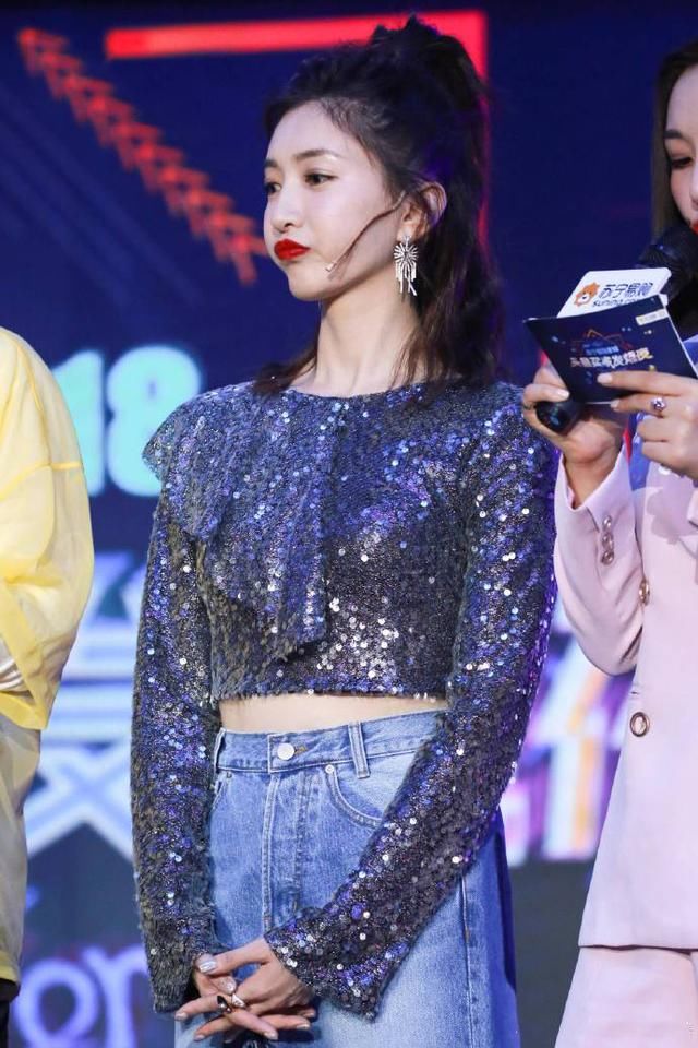 江疏影把牛仔裙中间剪开，内还穿一件黑色长裙，网友：真多余！