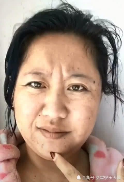 满脸麻子的大妈，妆后秒变小仙女，网友：再也不相信眼睛了！