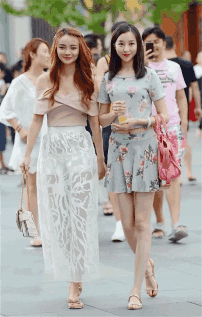 小姐姐也是穿着黑色的连衣裤,披肩长发,大V领子,性感十足!