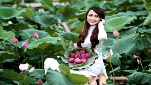 用中文标语写不欢迎中国人,对中国游客拳打脚踢,现如今报应来了