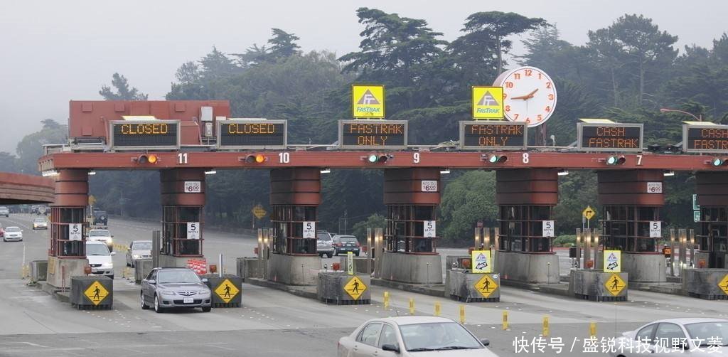 下高速时突然发现收费卡不见了老司机学会一招,免交罚款