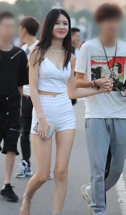 街拍，赛场上下来的拉拉队员，白色短裤紧绷出魔性曲线，特别时尚