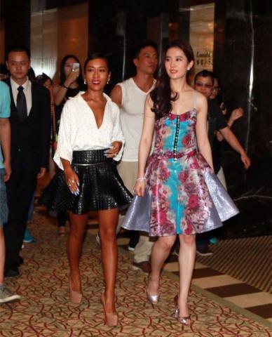 周迅素颜在机场，连眉毛都不画却气质出众，网友：这才是明星