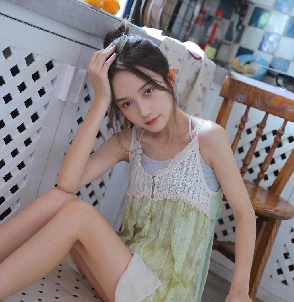 【写真】吊带裙性感美女居家私房写真