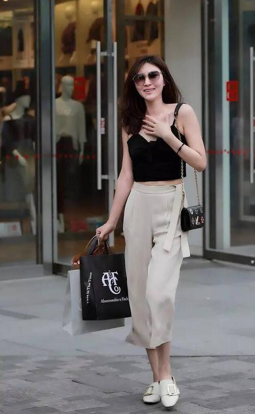 路人街拍,小姐姐的表情好可爱,紧身的无袖背心很是性感