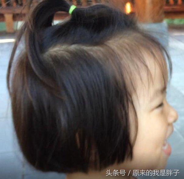 妈妈每天给女儿扎不一样的发型，把闺女交给爸爸带一天，扎心了!