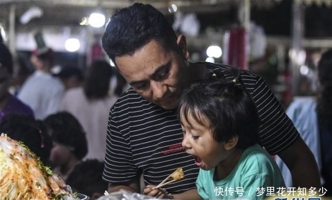 新疆：美食荟萃的喀什夜市