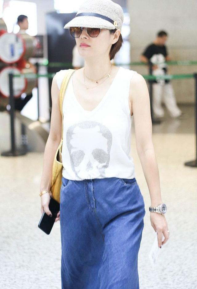 马伊琍你真是过分了, 穿着这么薄的背心出门 网友: 邓紫棋的开叉