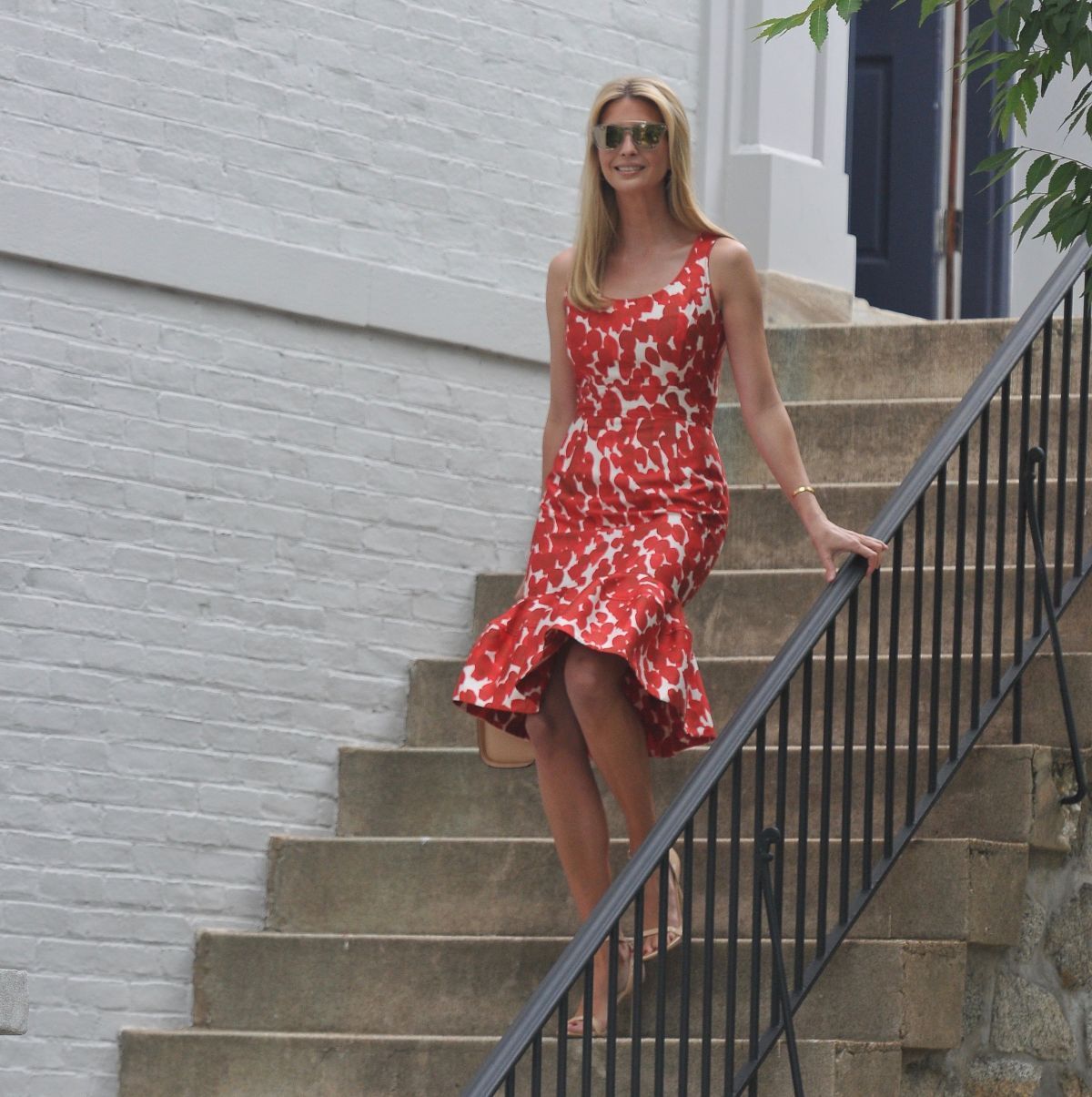 伊万卡特朗普:身着红白花点连衣裙去华盛顿上班