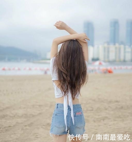 「妹子」街拍：妹子你蹲在海边画心，能一直这么稳吗