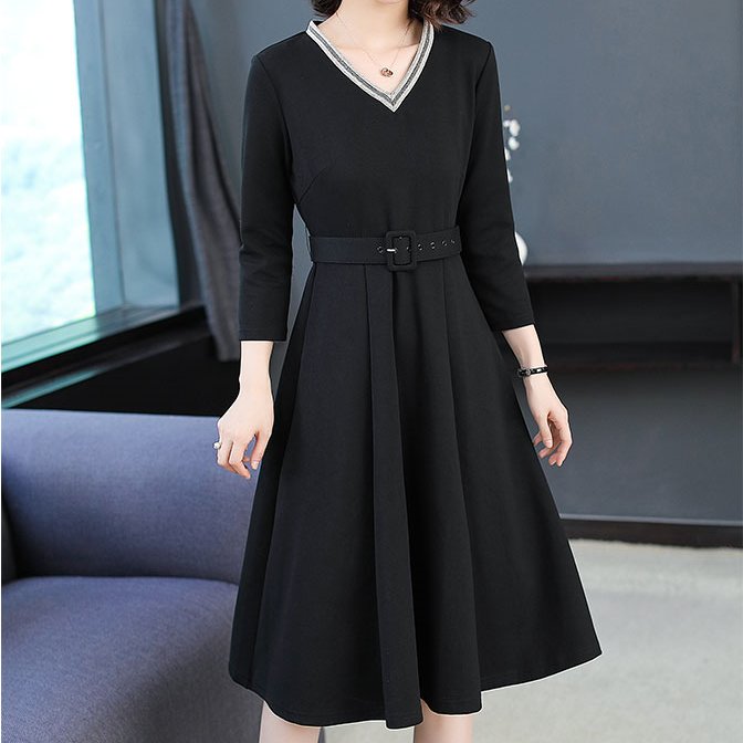 姑娘太美了!身着秋季气质A字裙，显瘦高贵，连背影都美爆