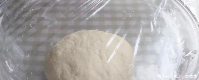 『食用油』很多人爱吃韭菜盒子,加了土豆的做法你吃过没,咬一口满嘴香
