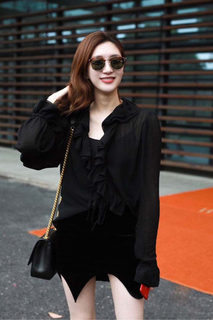 江疏影黑衣美腿性感街拍写真图片