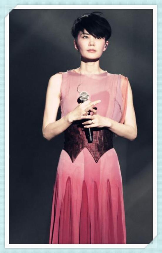 王菲连腰带都没系就出来了？网友：大概只有天后能驾驭了吧