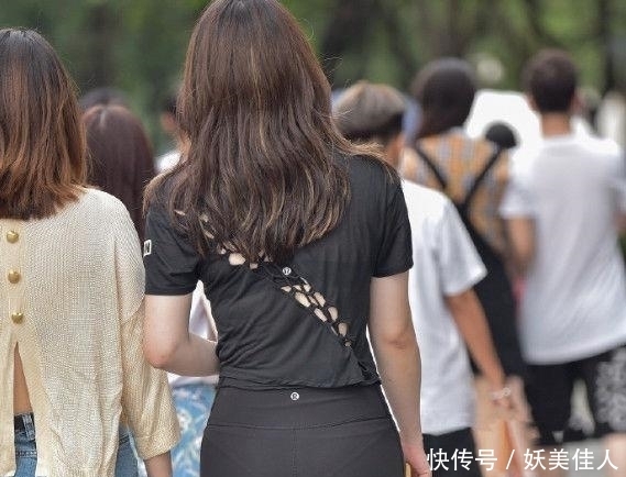  「实不相瞒」实不相瞒，左边穿半透裤子的姐姐更好看
