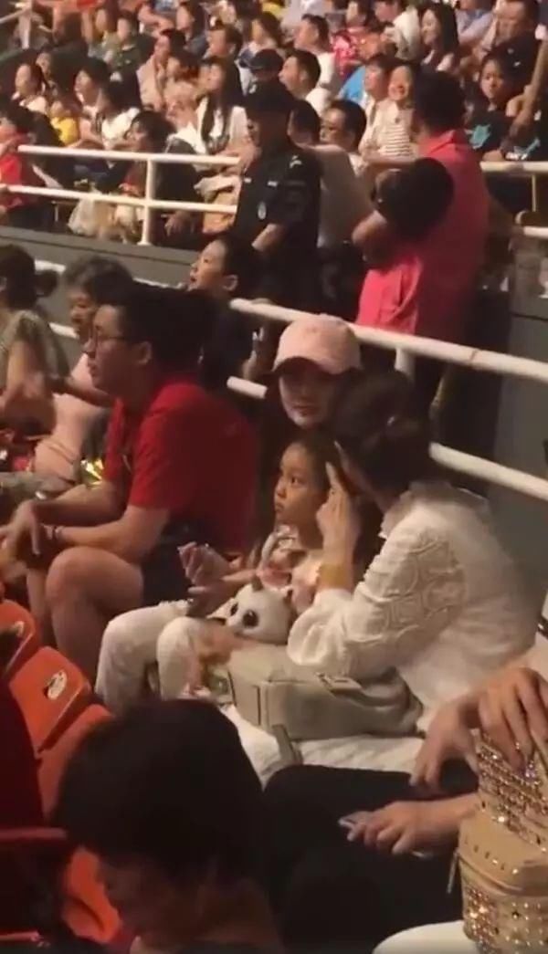 贾乃亮拉黑李小璐微信？助理点赞骂李小璐微博，两人疑彻底决裂？